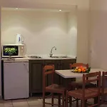 מלון דירות Royal Centre 2*